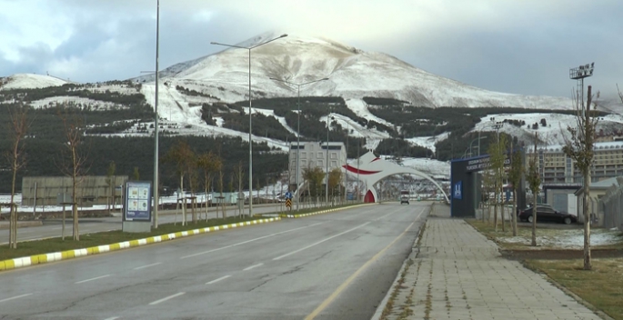 Palandöken beyaz gelinliğini giydi