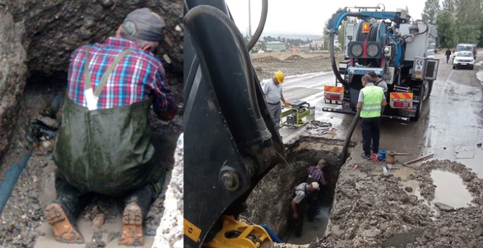 Patlayan su borusu işçilere zor anlar yaşattı