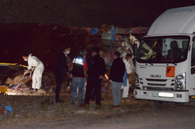 Patlayıcı yüklü kamyon devrildi: 2 ölü