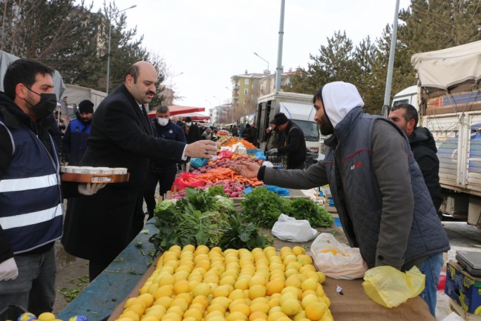 Pazarcılar soğuk havada salep ile ısındı