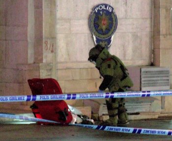 Polisevi önüne bırakılan bavul emniyeti harekete geçirdi