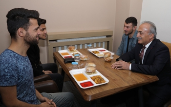 Rektör Çomaklı öğrencilerle iftarda buluştu