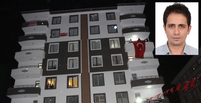 Şehidin baba ocağı Türk bayraklarıyla donatıldı