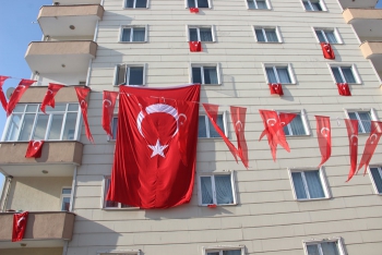 Şehidin Erzurum'daki evi Türk bayraklarıyla donatıldı