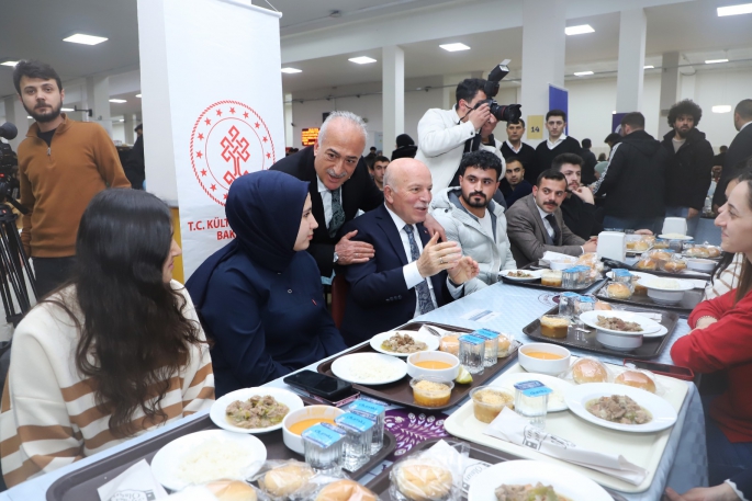 Şehrin yöneticileri, öğrencilerle İitar sofrasında buluştu