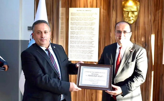 Şenkaya Belediyesi’nden Kaymakam Kurt’a ‘Fahri Hemşehrilik' beratı