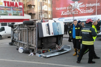 Servis minibüsü kaza yaptı: 5 yaralı