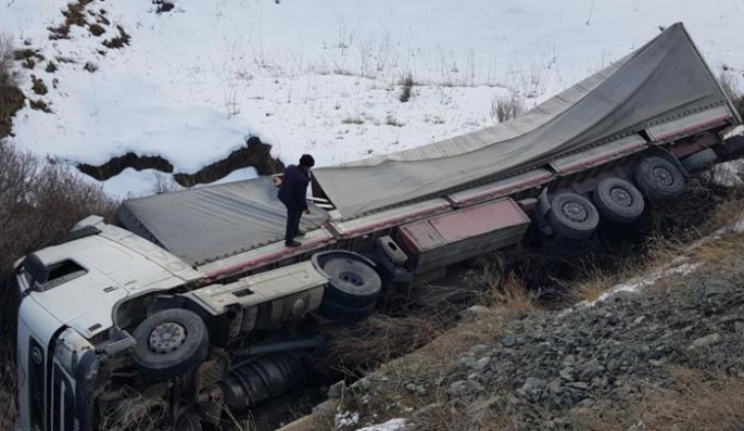 Sürücü uyudu, TIR dereye uçtu!