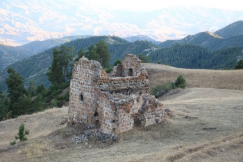 Tarihi kilise defineciler tarafından yok edildi