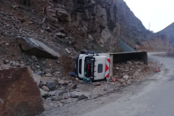 Taş yüklü kamyon devrildi: 1 ölü 