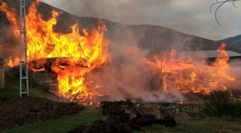 Tortum'da yangın: 3 ev 9 ahır kül oldu!