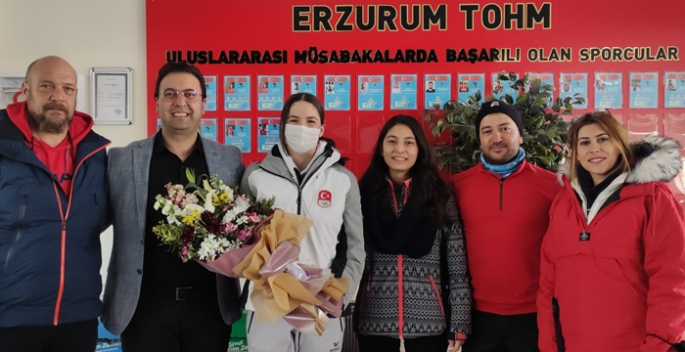 Türkiye'nin kayaktaki gururu Ceren çiçeklerle uğurlandı