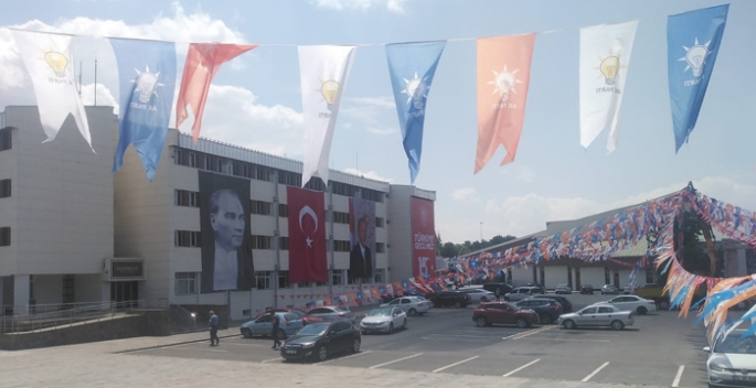 Üniversiteyi AKP bayraklarıyla donattılar
