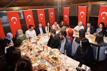 Vali Memiş, 19 öğrenciyi iftarda evinde ağırladı