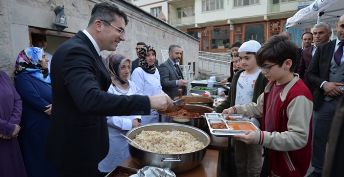 Vali Memiş Kuran kursu öğrencileri ile iftar açtı