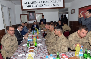 Vali Memiş Mehmetçik’in sofrasında iftar açtı