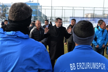 Vali Memiş’ten BB Erzurumspor’a tatlı ziyaret