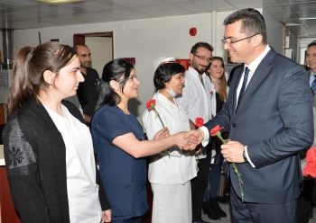 Vali Memiş’ten sağlık çalışanlarına Tıp Bayramı ziyareti 