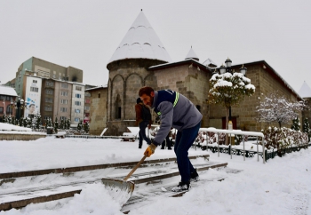 Yakutiye Belediyesi'nden yoğun karla mücadelede mesaisi