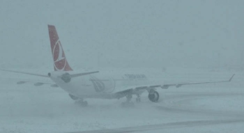 Yılın ilk karında Erzurum'da hava ulaşımı felç oldu