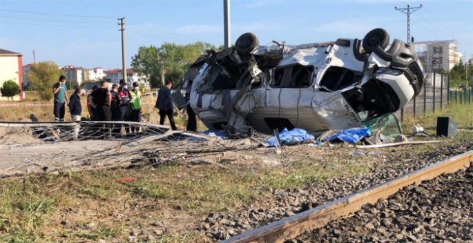 Yük treni işçi servisine çarptı: 6 ölü