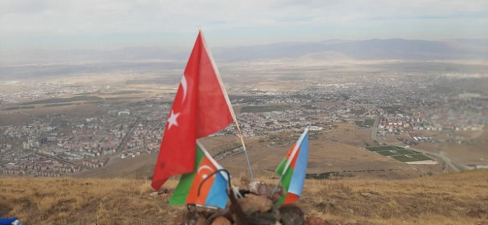 Zirveye Türkiye-Azerbaycan bayrağını astılar